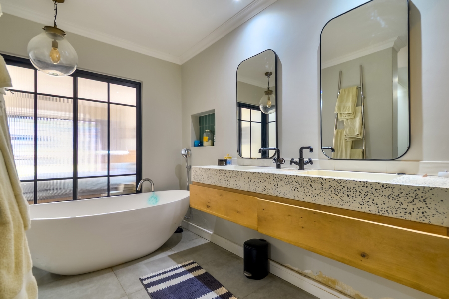 6 Bedroom Property for Sale in Kenridge Heights Western Cape